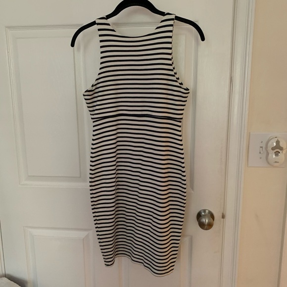 Super cute bodycon black/white striped dress - Picture 6 of 8